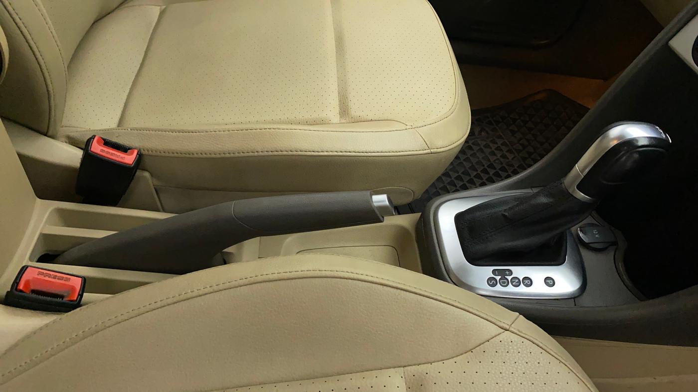 2015 Volkswagen Vento HIGHLINE PETROL AT, Petrol, Automatic, 91,615 km, Gear Lever