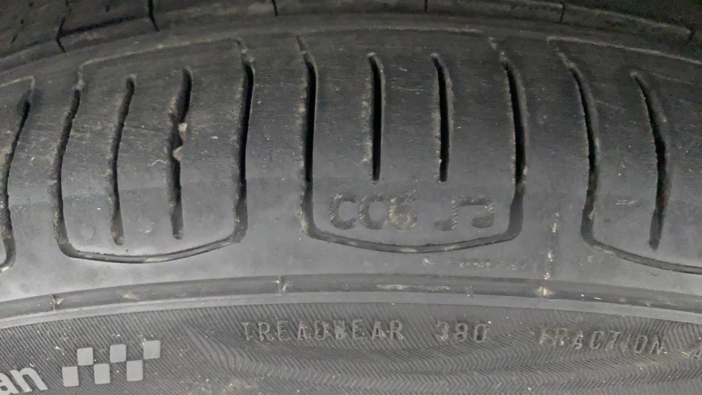 2015 Volkswagen Vento HIGHLINE PETROL AT, Petrol, Automatic, 91,615 km, Left Front Tyre Tread