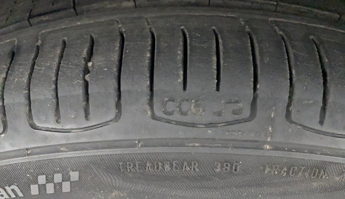 2015 Volkswagen Vento HIGHLINE PETROL AT, Petrol, Automatic, 91,615 km, Left Front Tyre Tread