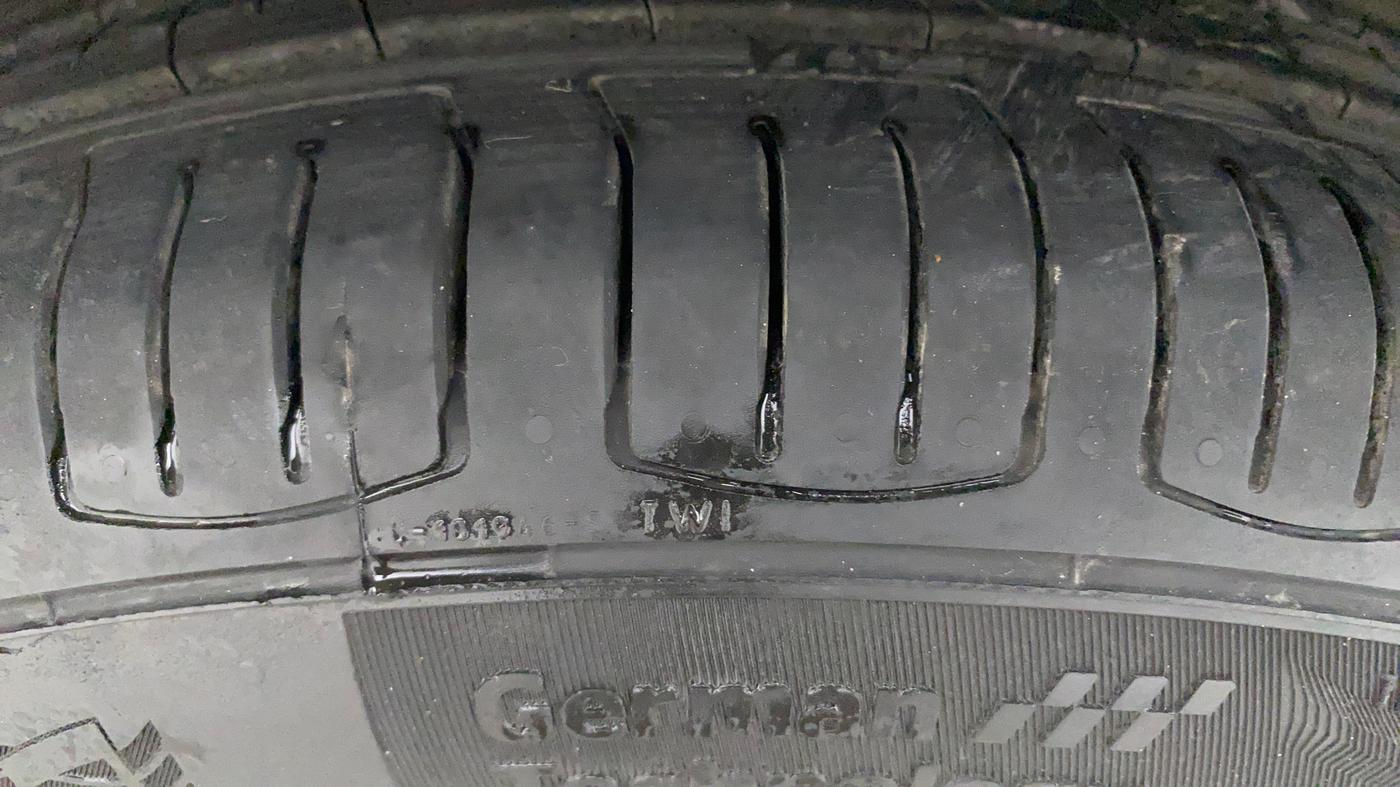 2015 Volkswagen Vento HIGHLINE PETROL AT, Petrol, Automatic, 91,615 km, Right Rear Tyre Tread