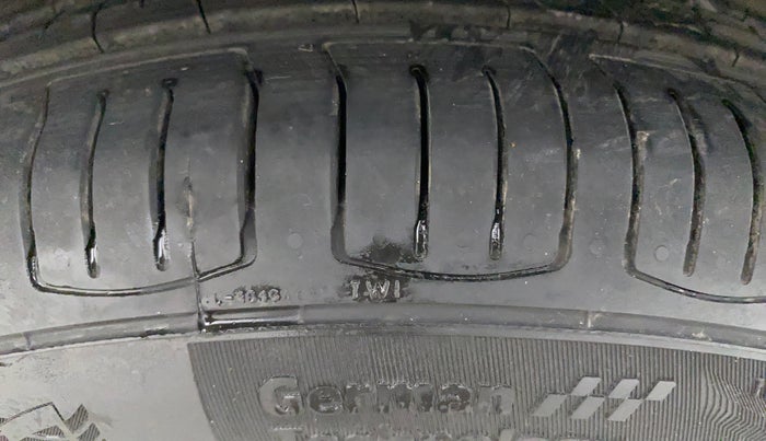 2015 Volkswagen Vento HIGHLINE PETROL AT, Petrol, Automatic, 91,615 km, Right Rear Tyre Tread