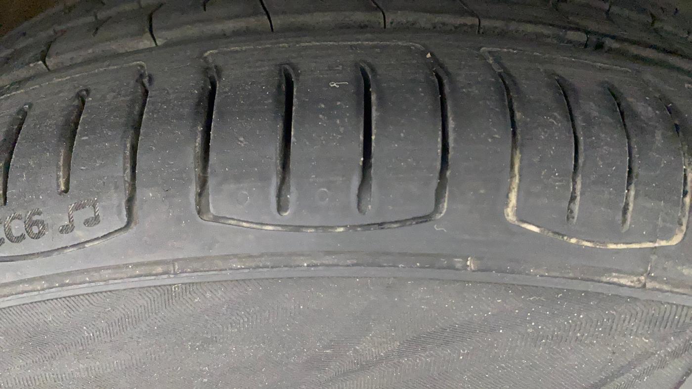 2015 Volkswagen Vento HIGHLINE PETROL AT, Petrol, Automatic, 91,615 km, Right Front Tyre Tread