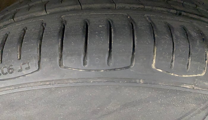 2015 Volkswagen Vento HIGHLINE PETROL AT, Petrol, Automatic, 91,615 km, Right Front Tyre Tread