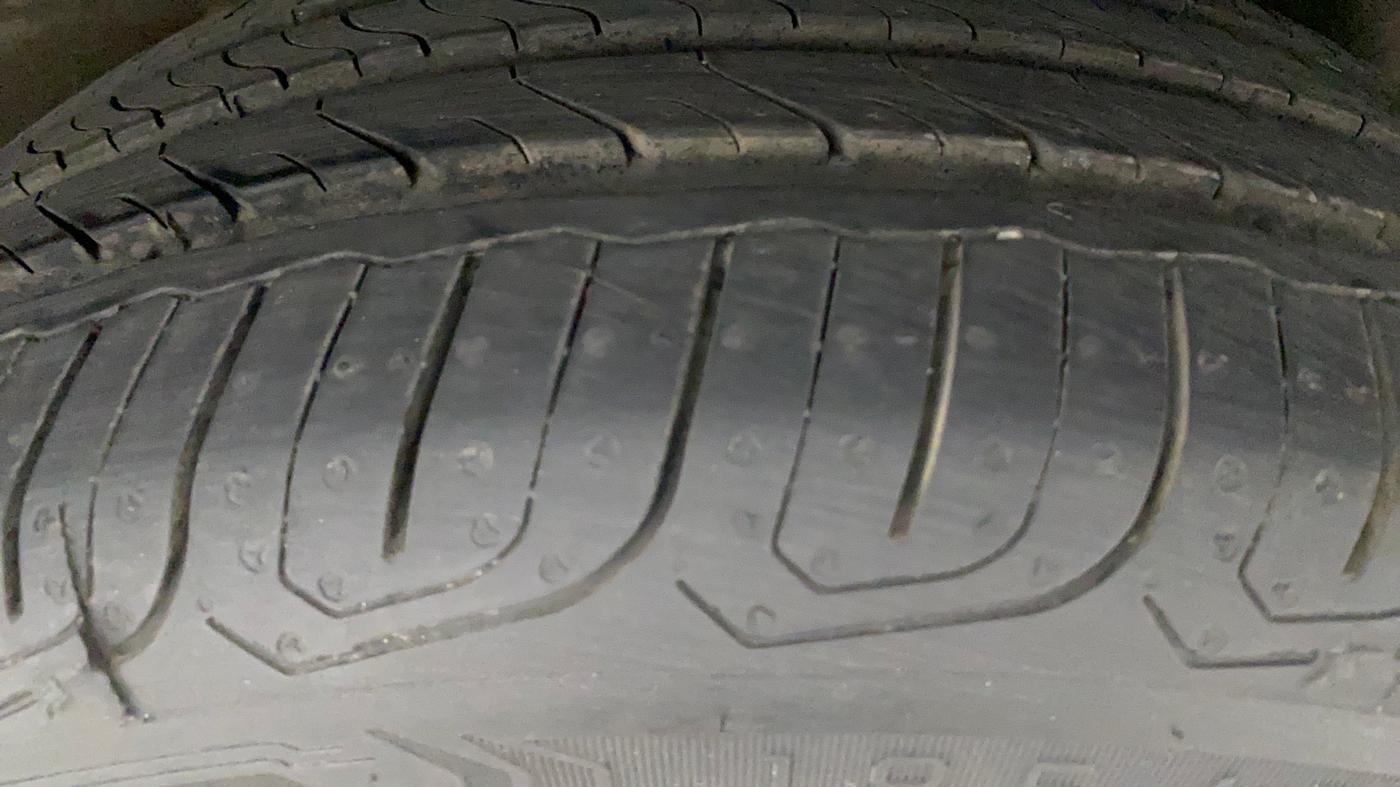 2015 Volkswagen Vento HIGHLINE PETROL AT, Petrol, Automatic, 91,615 km, Left Rear Tyre Tread