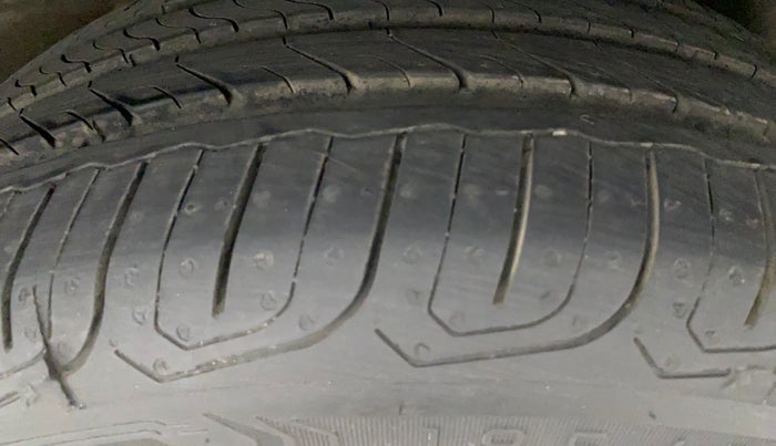 2015 Volkswagen Vento HIGHLINE PETROL AT, Petrol, Automatic, 91,615 km, Left Rear Tyre Tread
