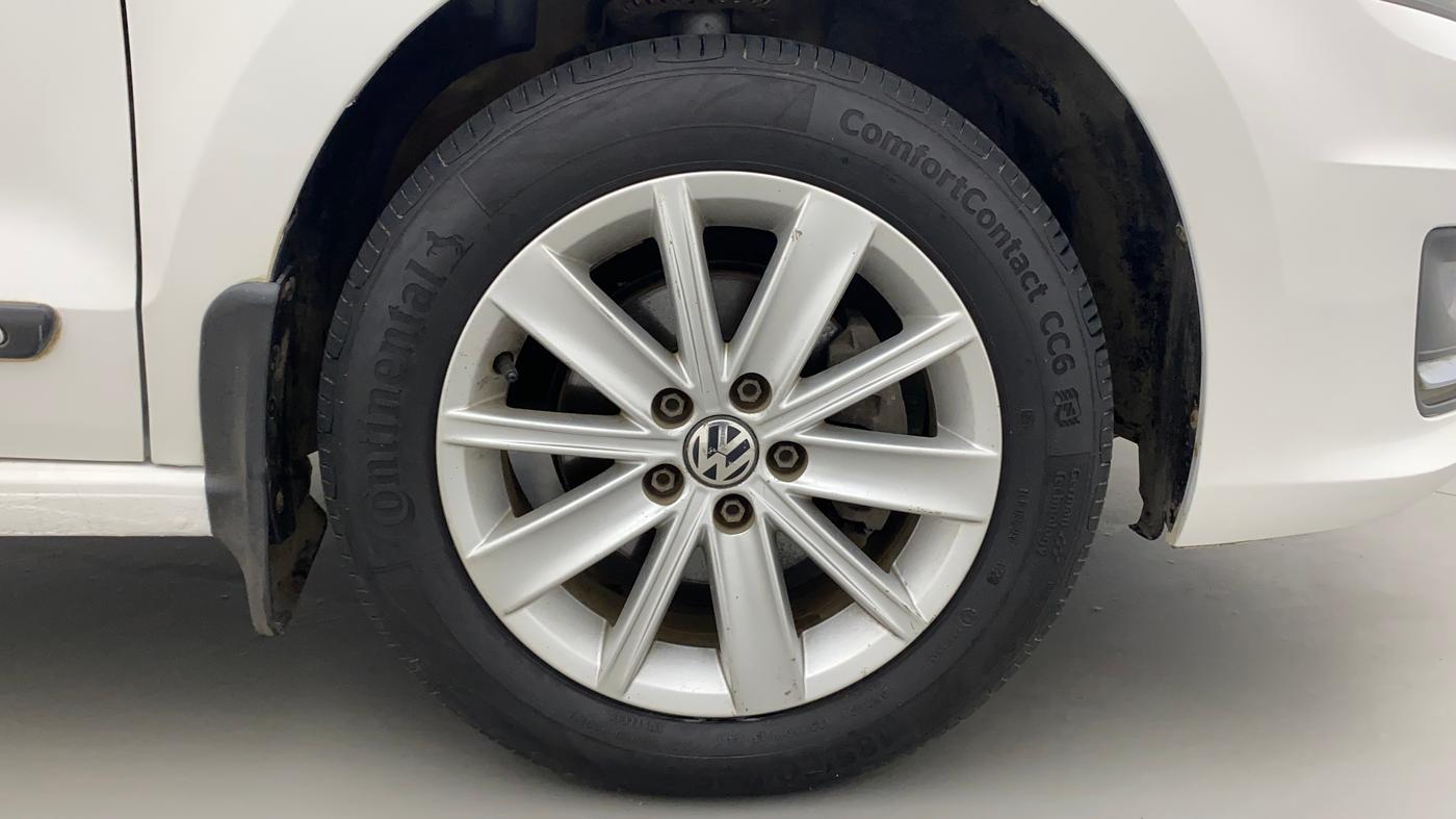 2015 Volkswagen Vento HIGHLINE PETROL AT, Petrol, Automatic, 91,615 km, Right Front Wheel