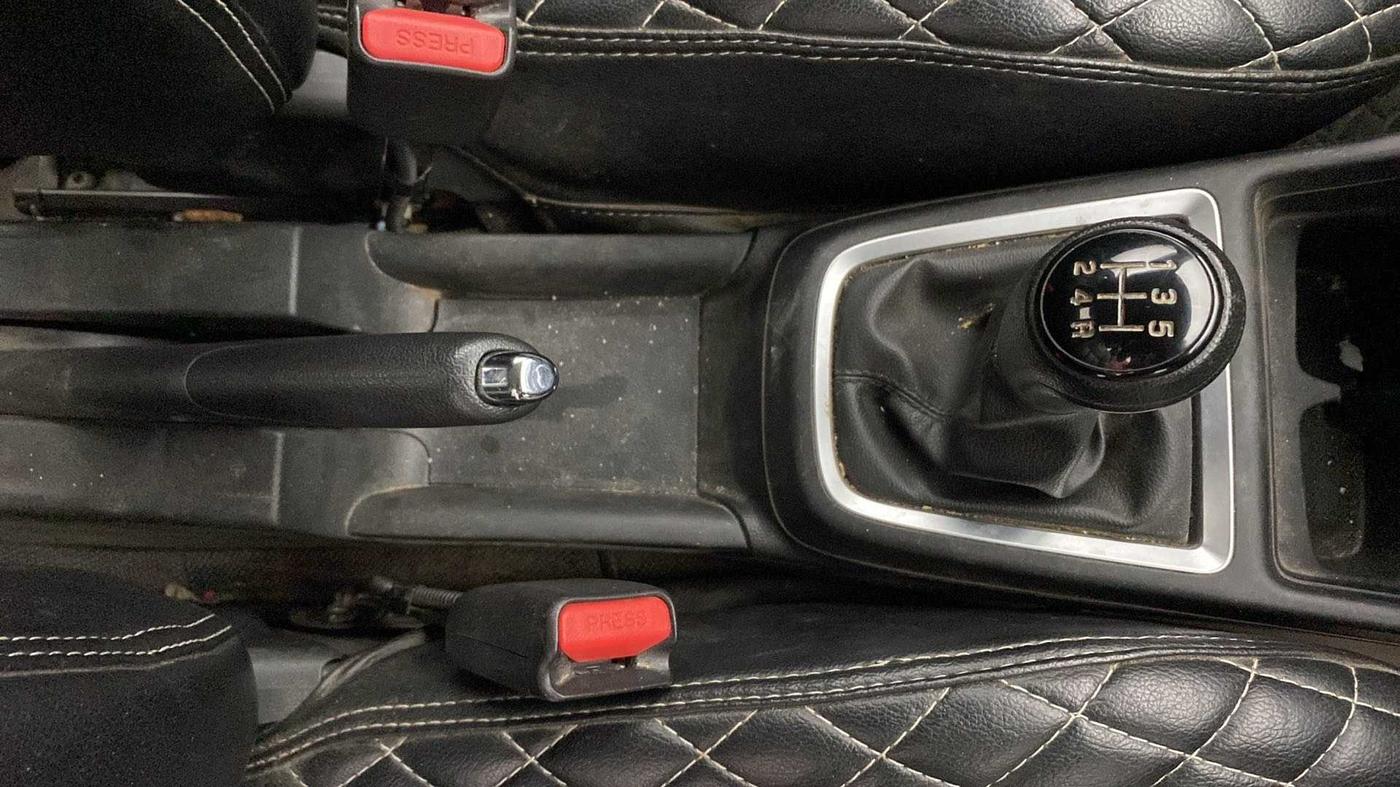 2022 Maruti Swift VXI, Petrol, Manual, 27,924 km, Gear Lever