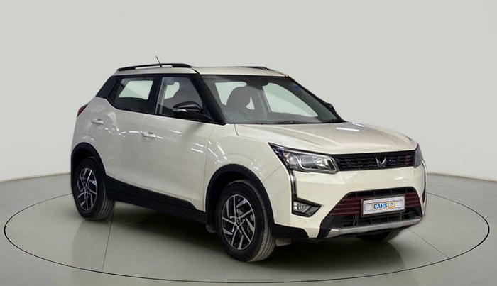 2023 Mahindra XUV300 W8 (O) 1.2 PETROL, Petrol, Manual, 12,497 km, Right Front Diagonal