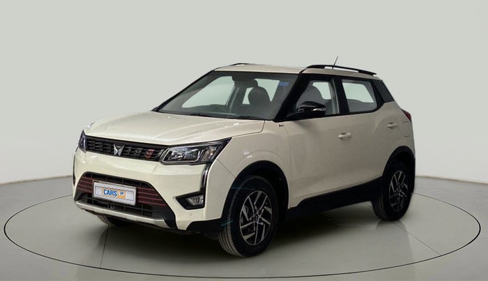 2023 Mahindra XUV300 W8 (O) 1.2 PETROL, Petrol, Manual, 12,497 km, Left Front Diagonal