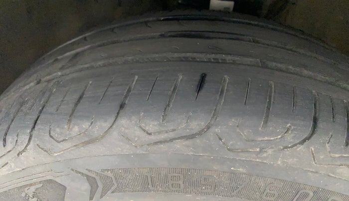 2016 Volkswagen Vento HIGHLINE 1.6 MPI, Petrol, Manual, 90,514 km, Left Front Tyre Tread