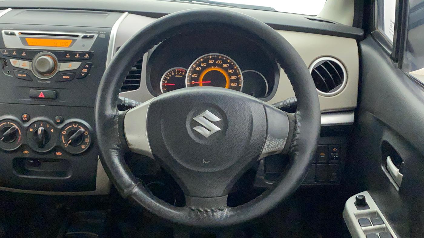 2013 Maruti Wagon R 1.0 VXI, Petrol, Manual, 1,11,586 km, Steering Wheel Close Up