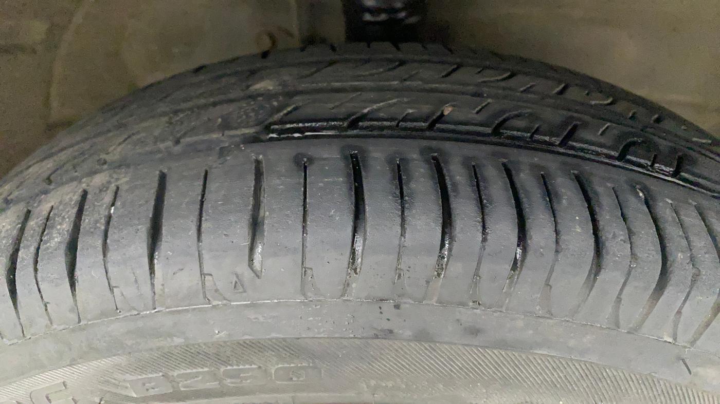 2013 Maruti Wagon R 1.0 VXI, Petrol, Manual, 1,11,586 km, Right Front Tyre Tread