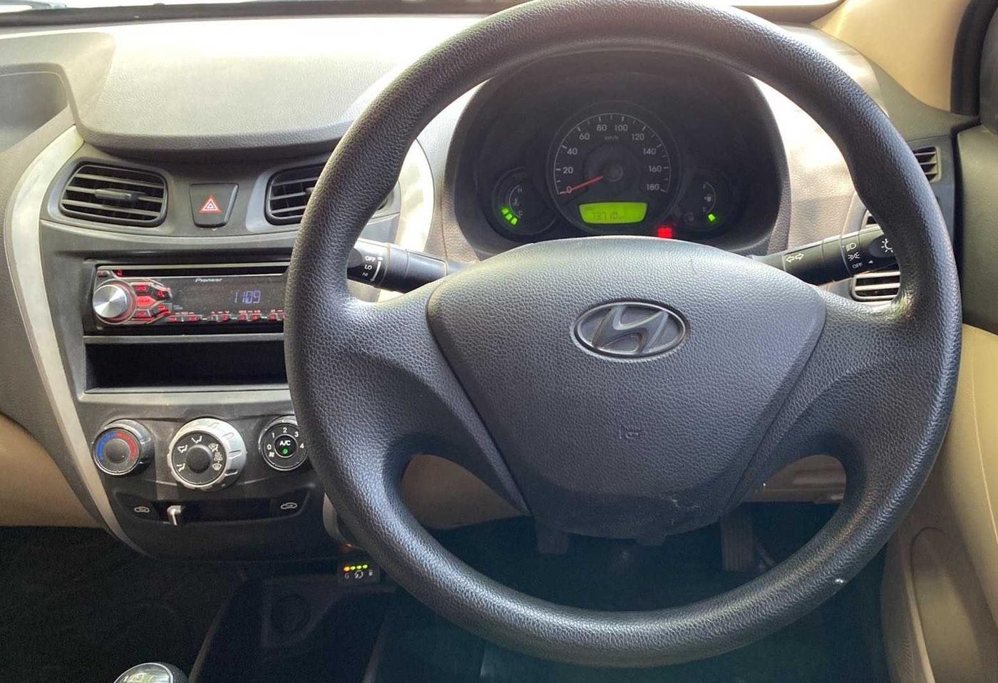 2016 Hyundai Eon ERA +, CNG, Manual, 73,692 km, Steering Wheel Close Up