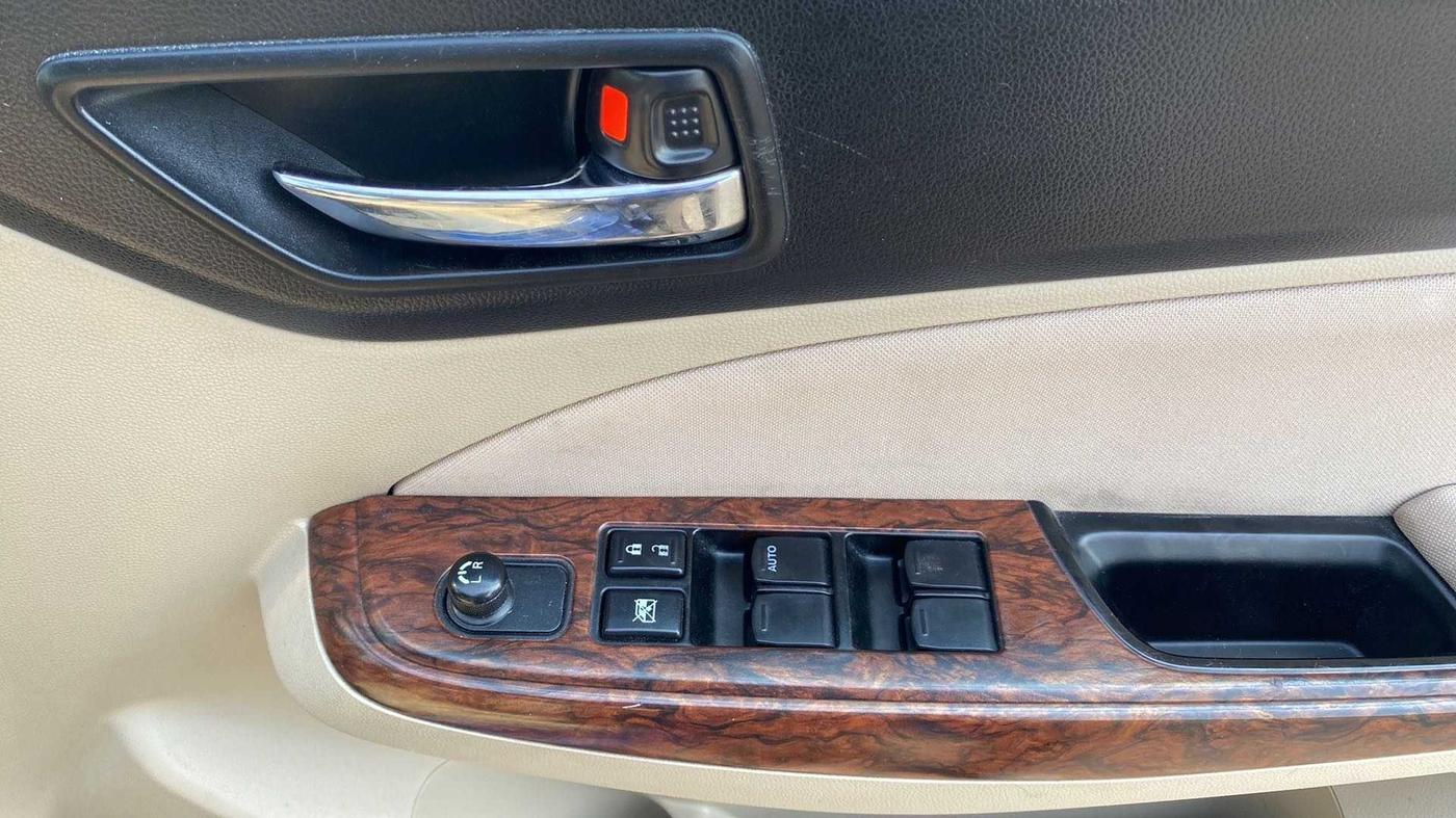 2017 Maruti Dzire VXI, Petrol, Manual, 15,103 km, Driver Side Door Panels Control
