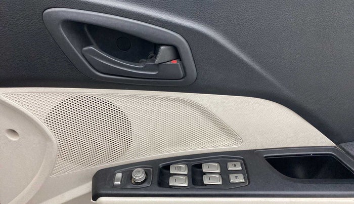 2019 Mahindra XUV300 W6 1.2 PETROL, Petrol, Manual, 38,833 km, Driver Side Door Panels Control