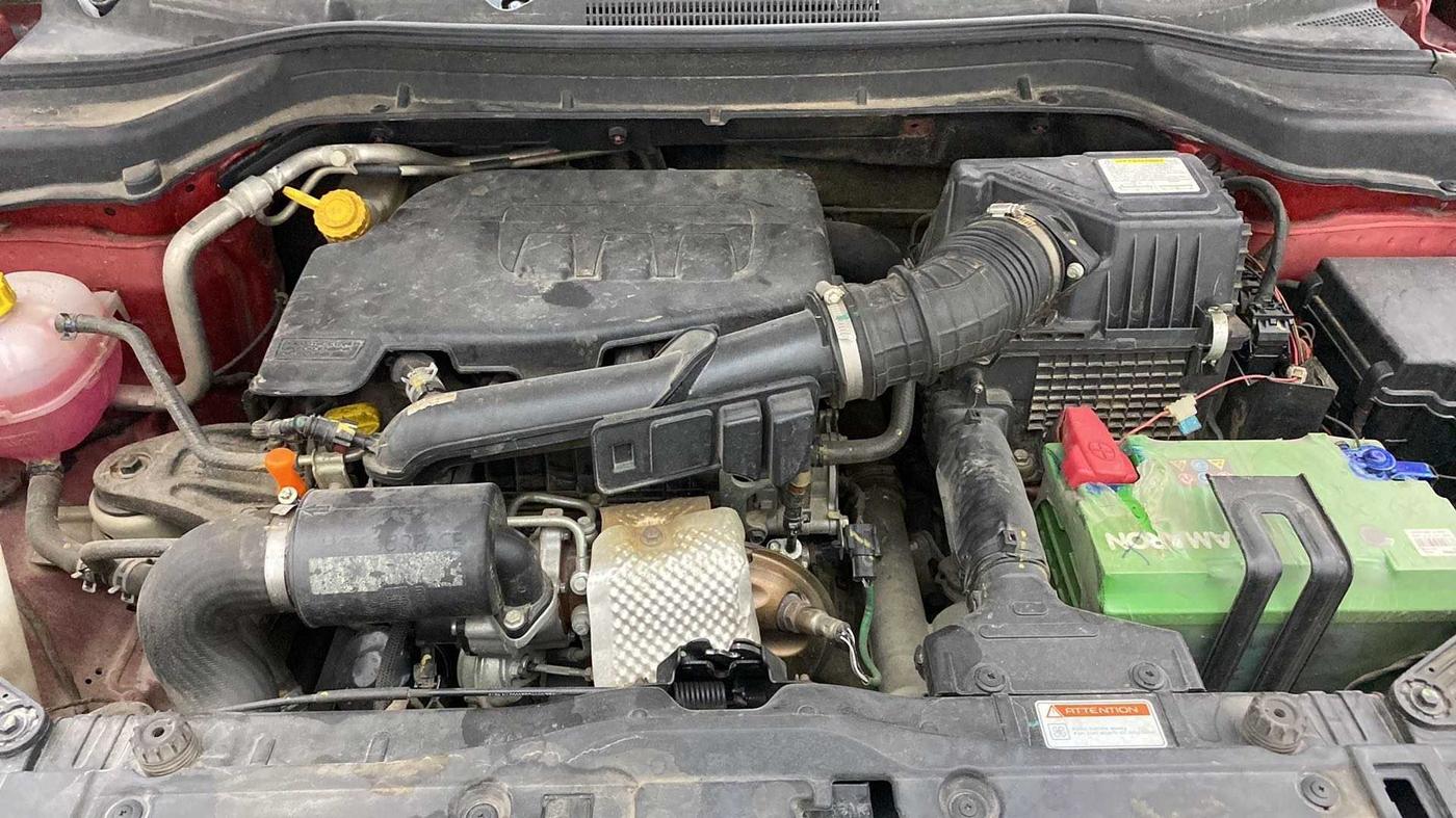 2019 Mahindra XUV300 W6 1.2 PETROL, Petrol, Manual, 38,833 km, Open Bonet