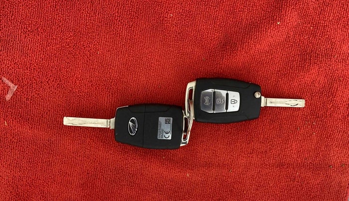 2019 Mahindra XUV300 W6 1.2 PETROL, Petrol, Manual, 38,833 km, Key Close Up
