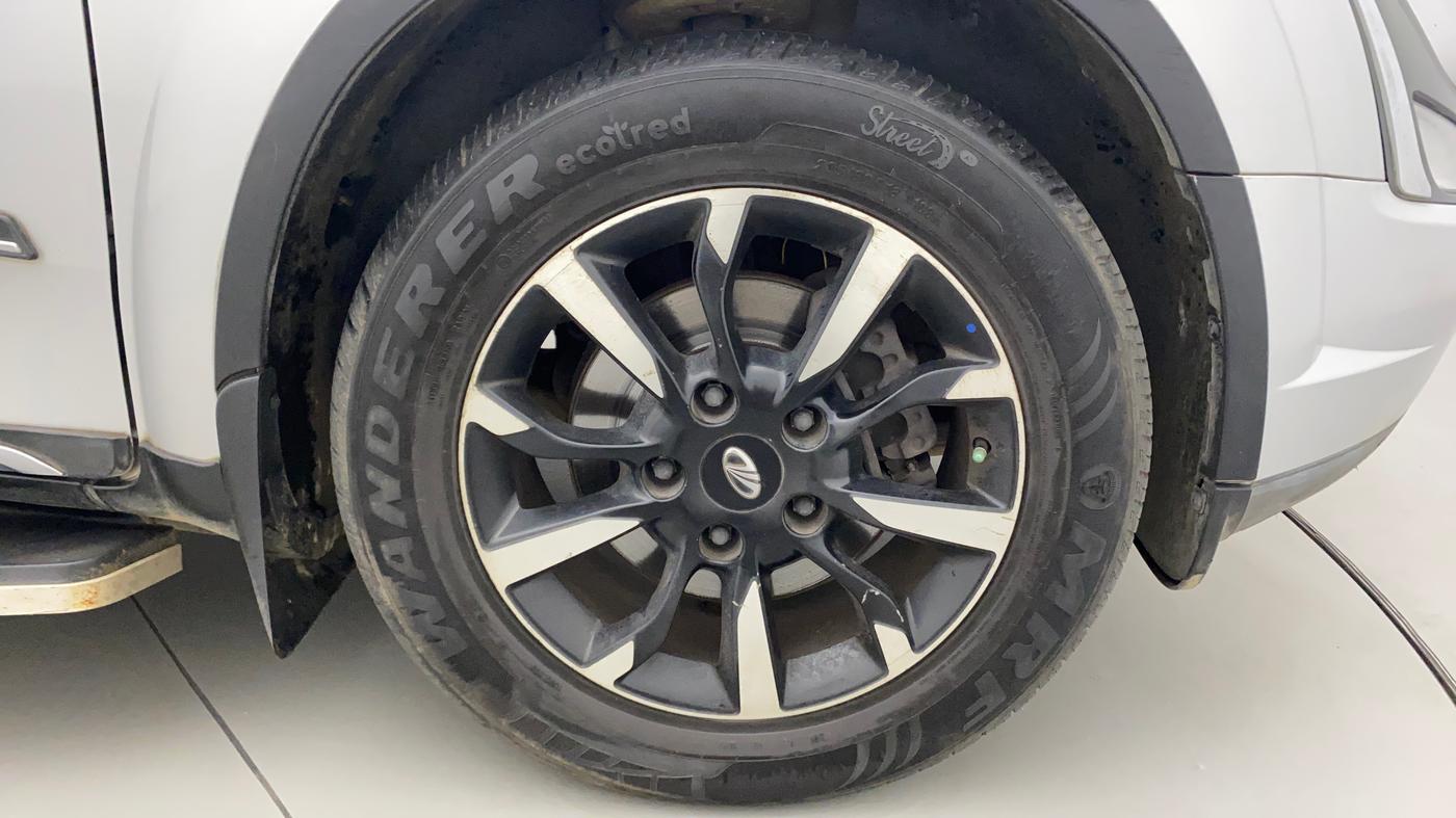 2020 Mahindra XUV500 W11 (O) AT, Diesel, Automatic, 81,907 km, Right Front Wheel