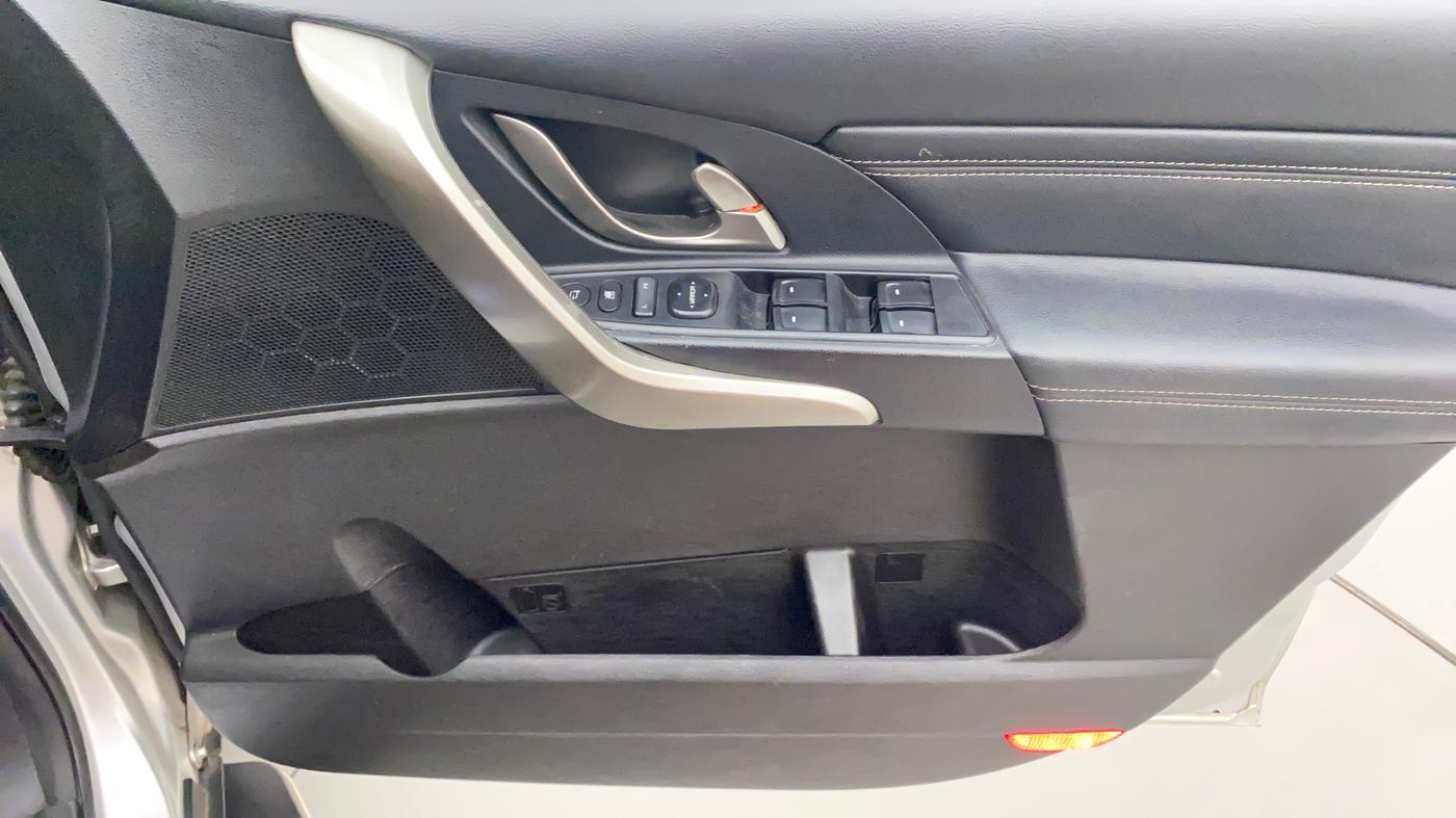 2020 Mahindra XUV500 W11 (O) AT, Diesel, Automatic, 81,907 km, Driver Side Door Panels Control
