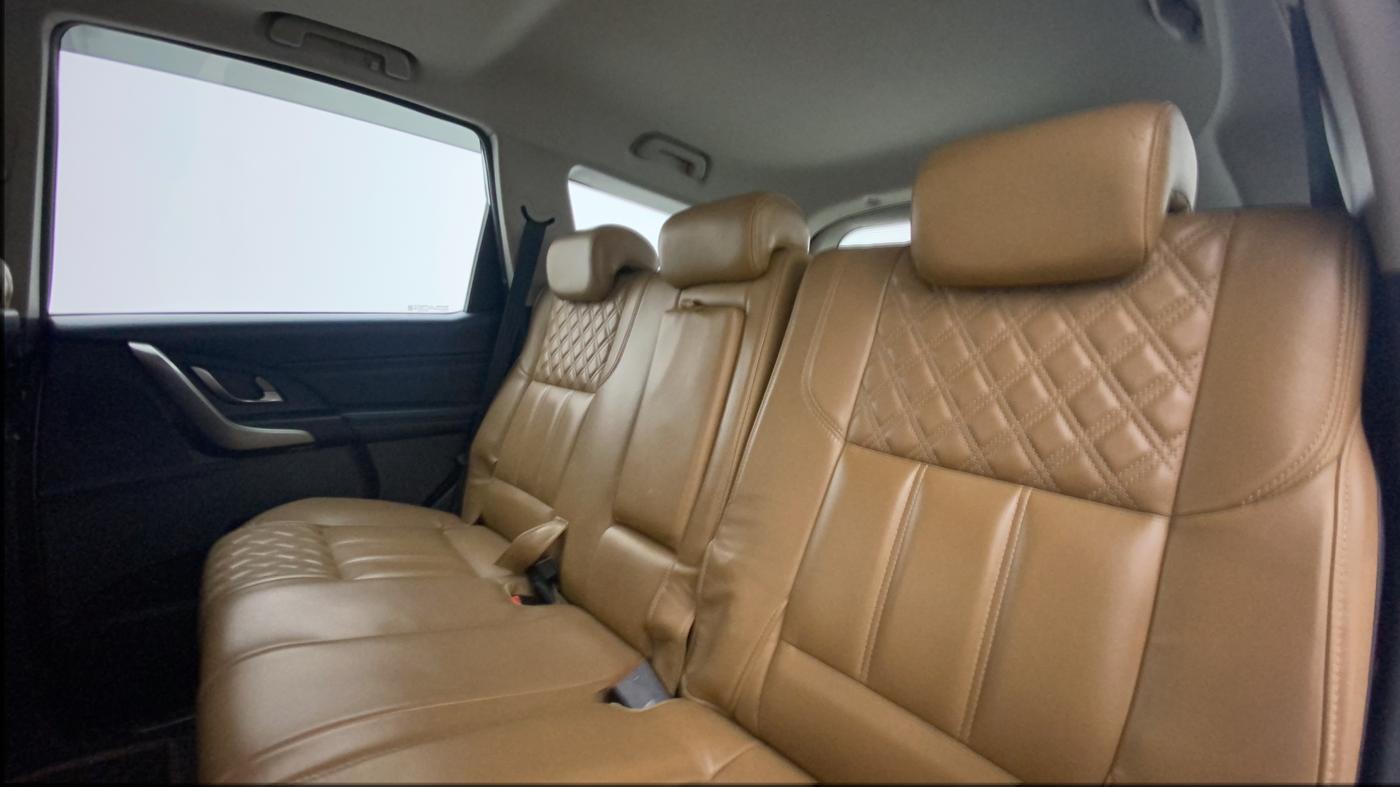 2020 Mahindra XUV500 W11 (O) AT, Diesel, Automatic, 81,907 km, Right Side Rear Door Cabin