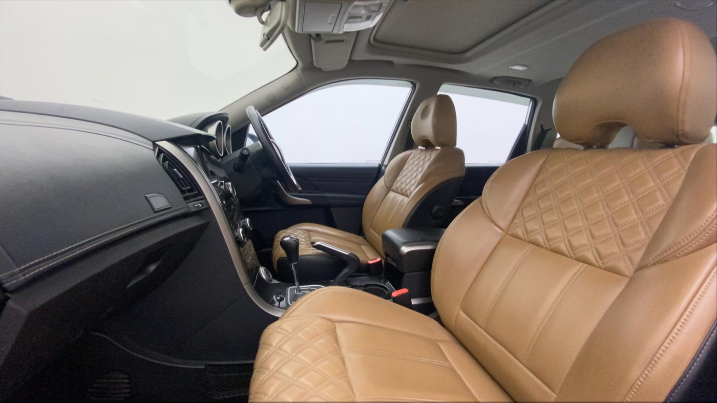 2020 Mahindra XUV500 W11 (O) AT, Diesel, Automatic, 81,907 km, Right Side Front Door Cabin