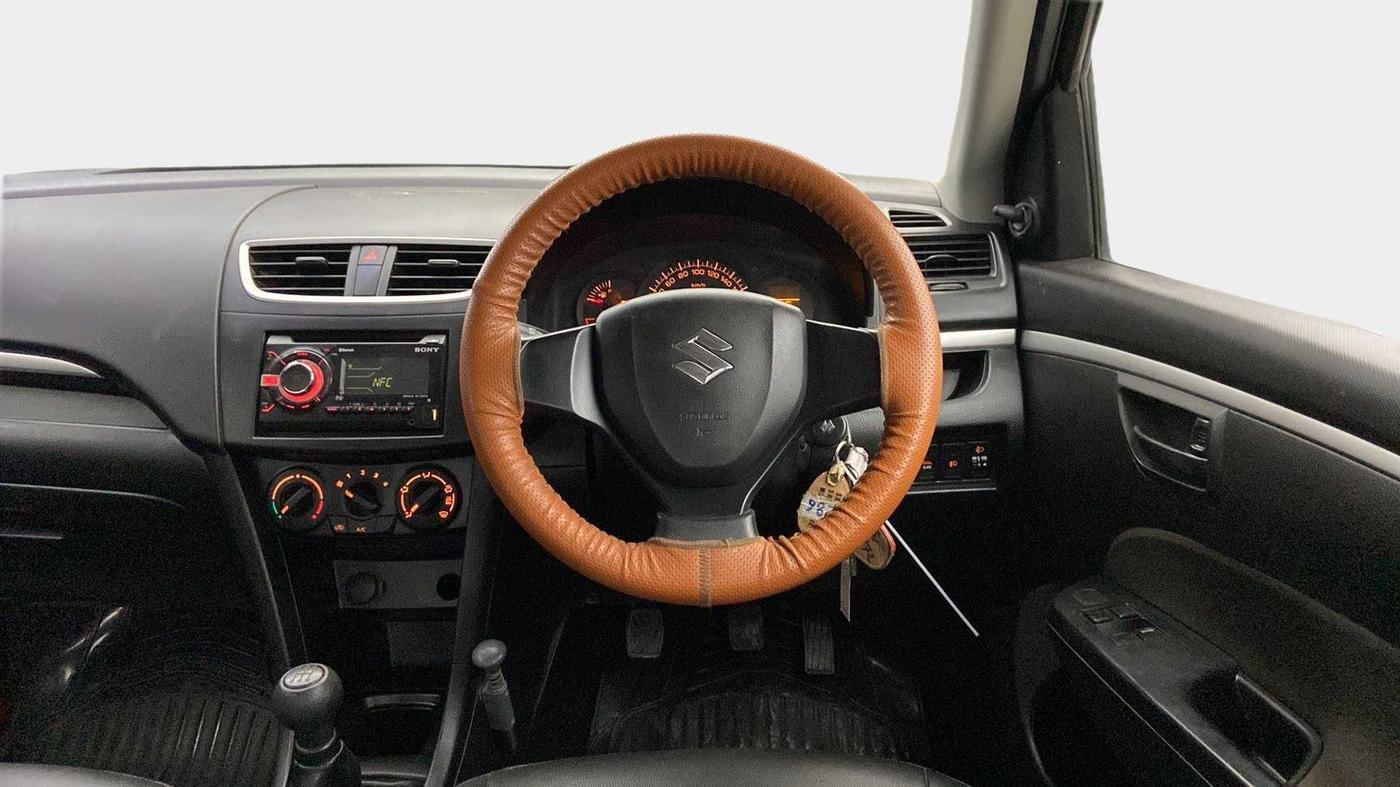 2017 Maruti Swift LXI (O), Petrol, Manual, 42,401 km, Steering Wheel Close Up