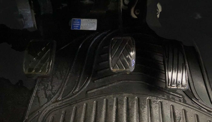 2017 Maruti Swift LXI (O), Petrol, Manual, 42,401 km, Pedals
