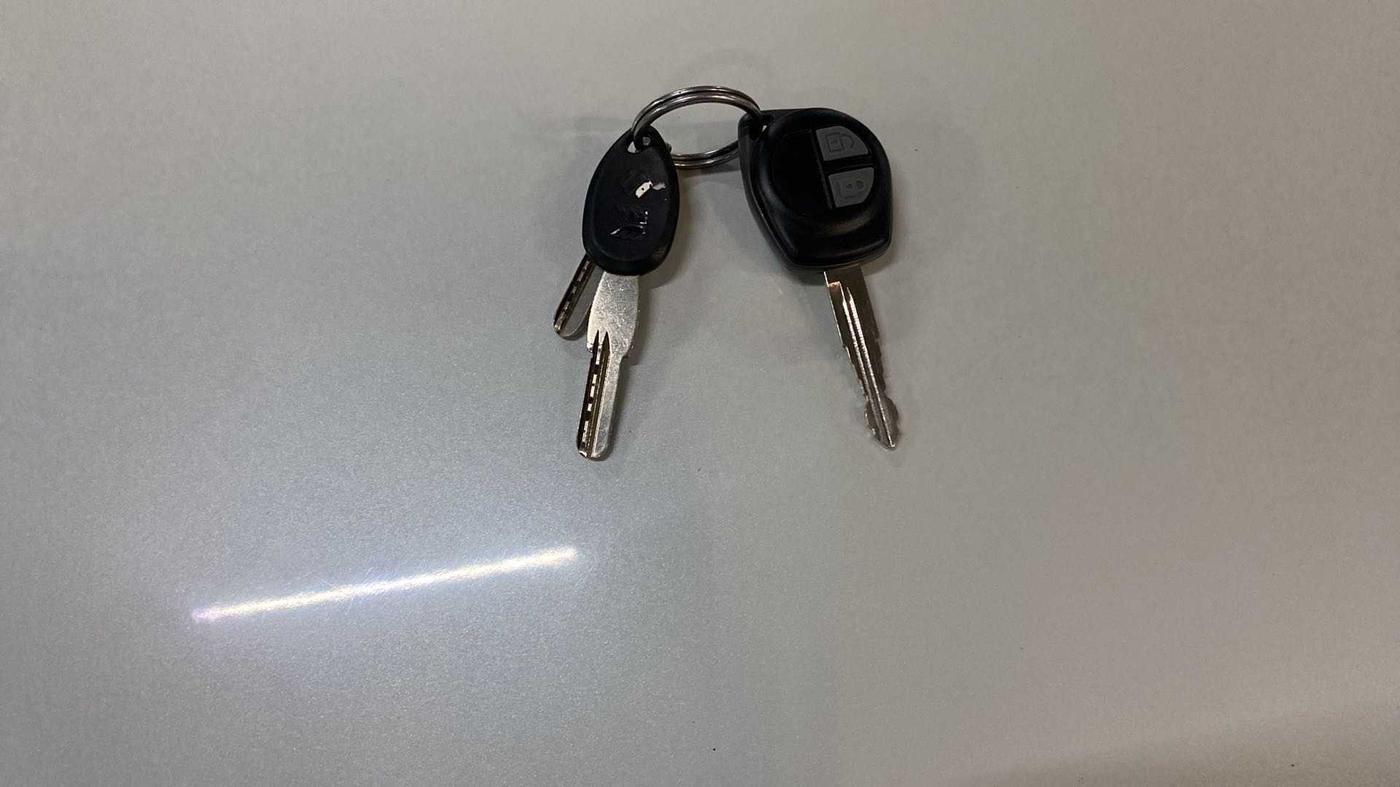 2014 Maruti Swift VXI, Petrol, Manual, 48,900 km, Key Close Up