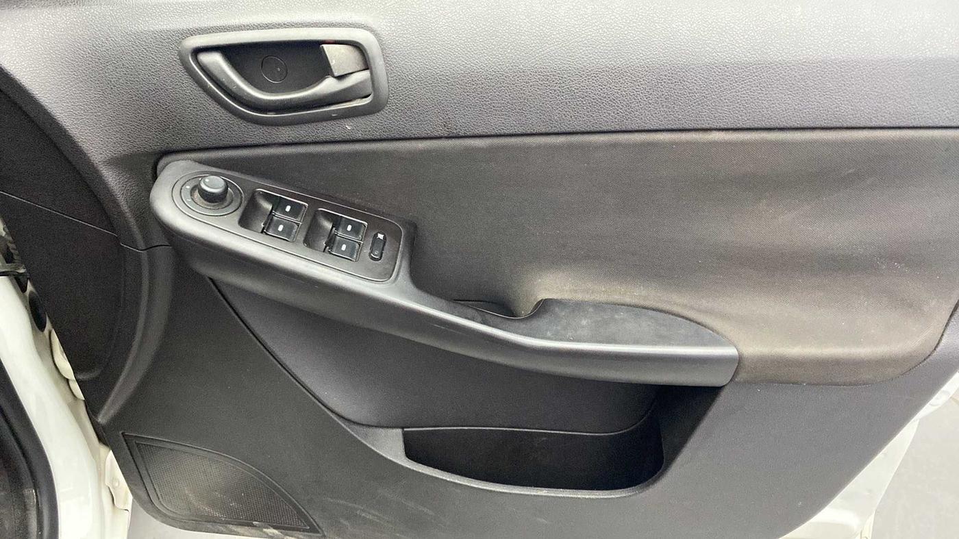 2015 Tata Bolt XM REVOTRON, Petrol, Manual, 40,652 km, Driver Side Door Panels Control