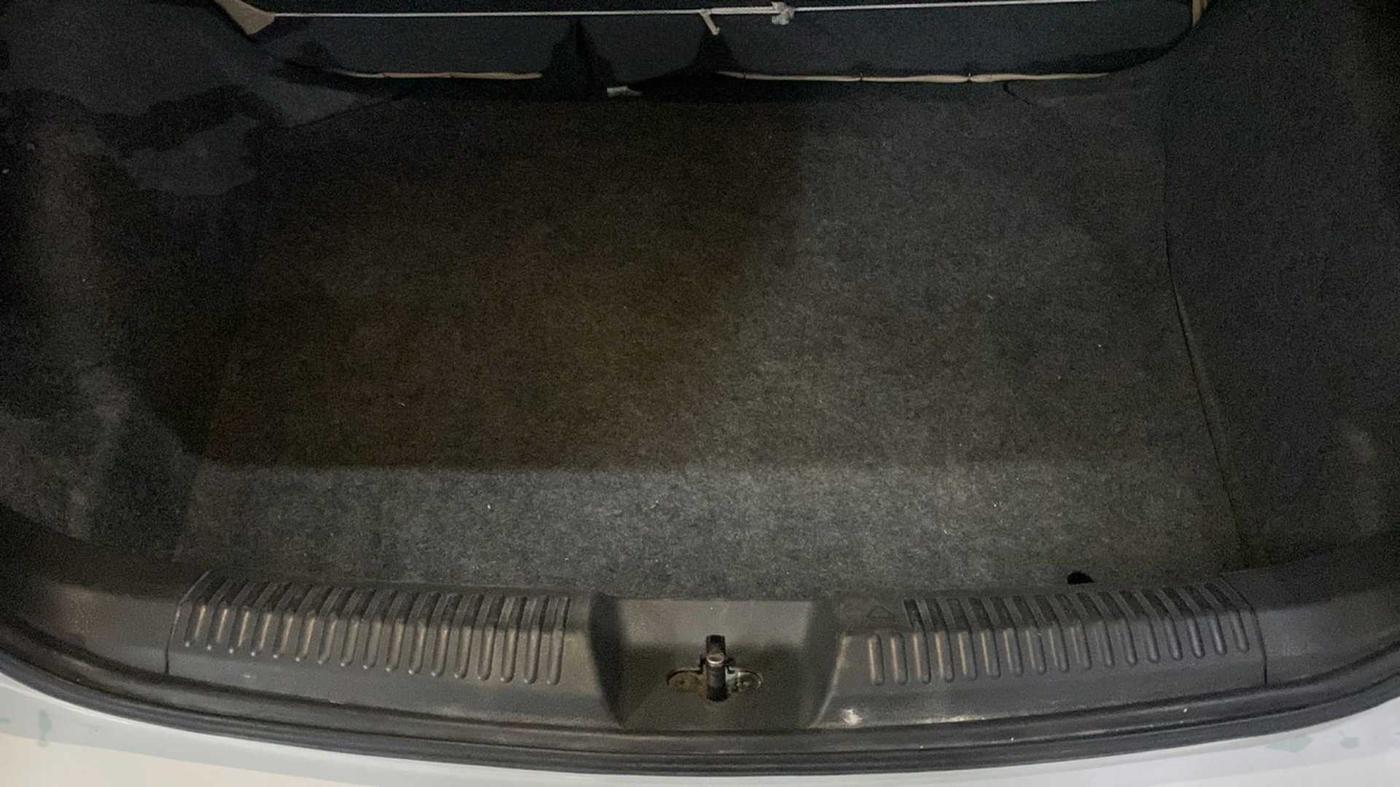 2014 Volkswagen Polo HIGHLINE DIESEL, Diesel, Manual, 1,02,608 km, Boot Inside