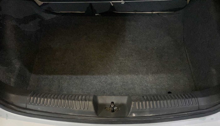 2014 Volkswagen Polo HIGHLINE DIESEL, Diesel, Manual, 1,02,608 km, Boot Inside