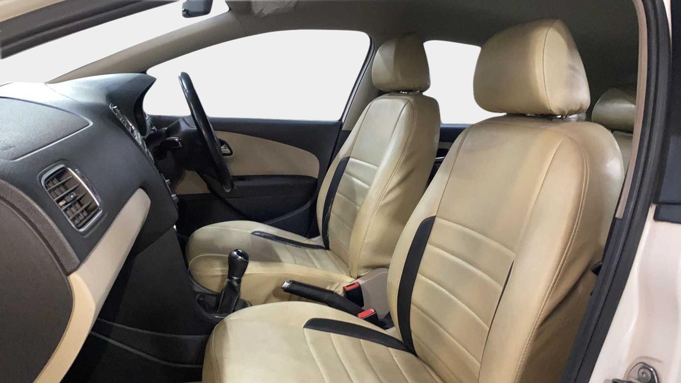 2014 Volkswagen Polo HIGHLINE DIESEL, Diesel, Manual, 1,02,608 km, Right Side Front Door Cabin