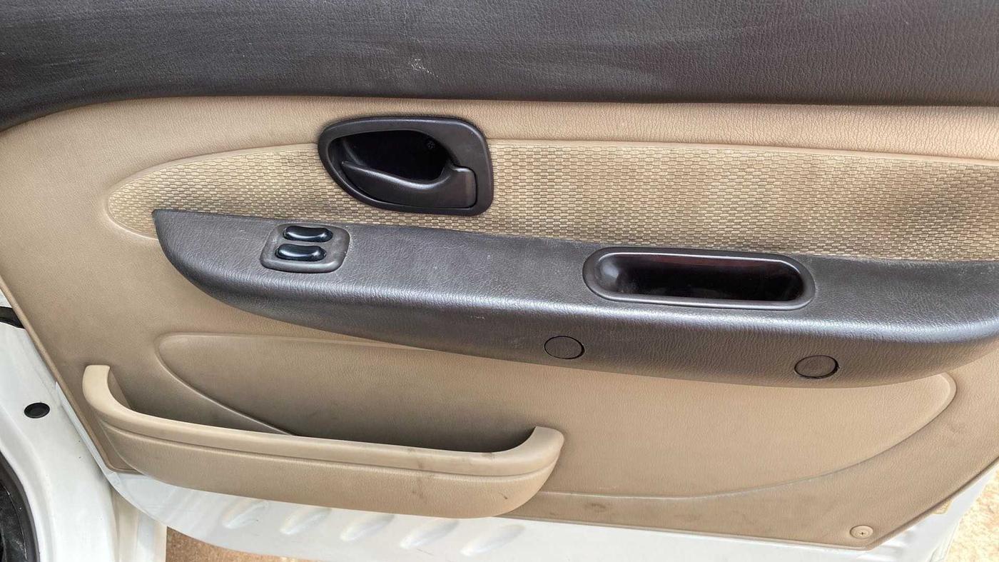 2014 Hyundai Santro Xing GLS PLUS AUDIO, Petrol, Manual, 74,647 km, Driver Side Door Panels Control