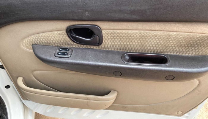 2014 Hyundai Santro Xing GLS PLUS AUDIO, Petrol, Manual, 74,647 km, Driver Side Door Panels Control