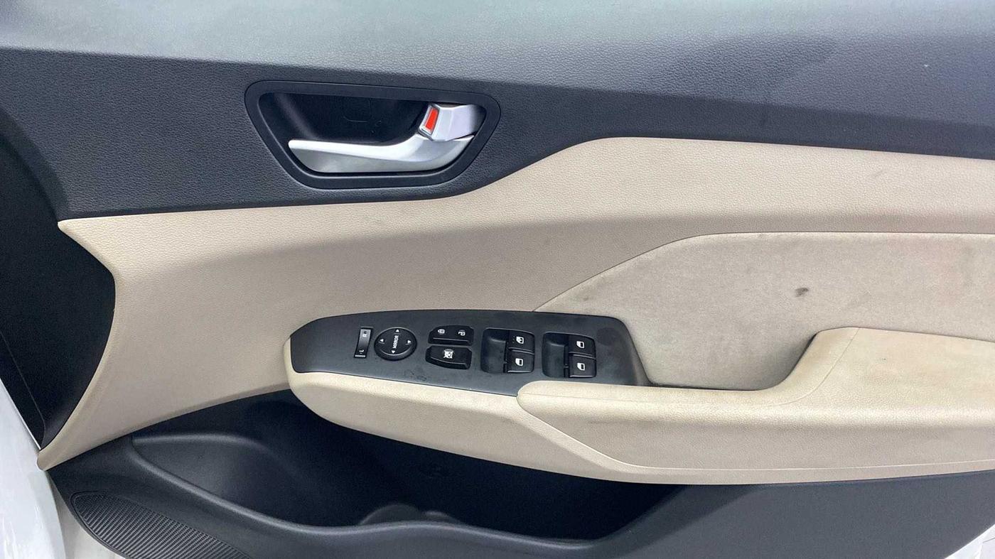 2018 Hyundai Verna 1.4 EX PETROL, Petrol, Manual, 26,029 km, Driver Side Door Panels Control