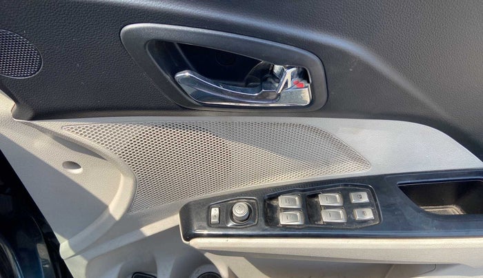 2021 Mahindra XUV300 W8 (O) 1.2 PETROL, Petrol, Manual, 17,357 km, Driver Side Door Panels Control