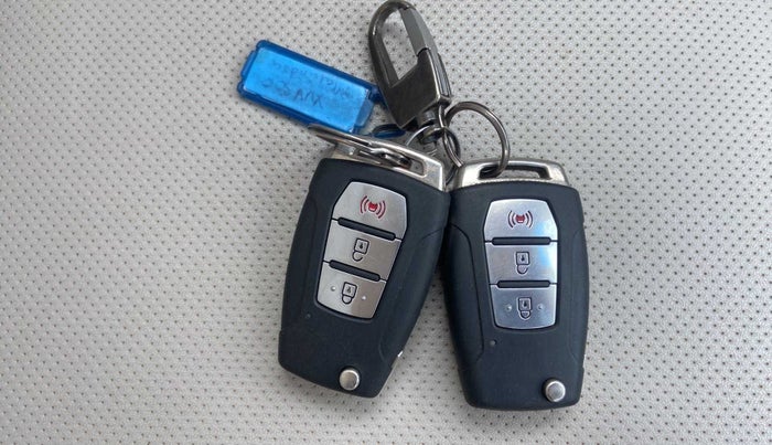 2021 Mahindra XUV300 W8 (O) 1.2 PETROL, Petrol, Manual, 17,357 km, Key Close Up