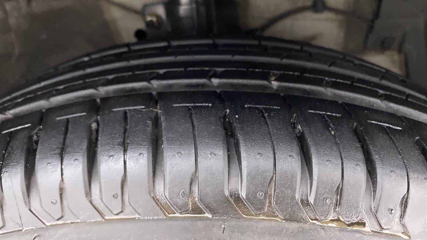 2012 Maruti Ertiga ZXI, Petrol, Manual, 35,549 km, Right Front Tyre Tread