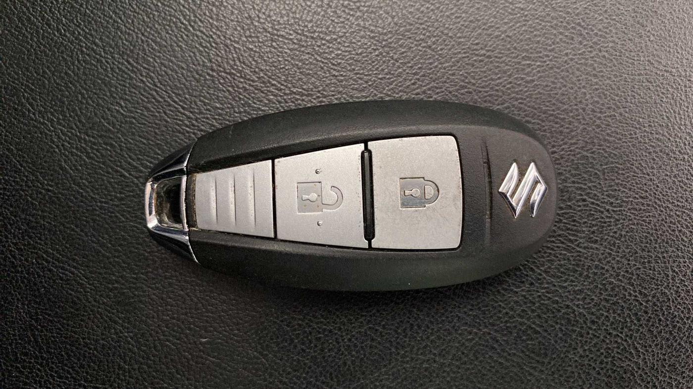 2017 Maruti Baleno ZETA PETROL 1.2, Petrol, Manual, 94,044 km, Key Close Up