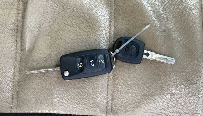 2017 Volkswagen Ameo COMFORTLINE PLUS 1.2L, Petrol, Manual, 1,01,328 km, Key Close Up