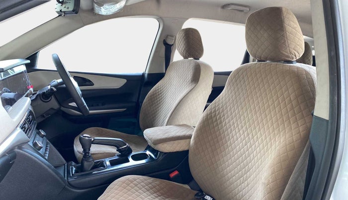 2022 Mahindra XUV700 AX3 D MT 5 STR, Diesel, Manual, 28,671 km, Right Side Front Door Cabin
