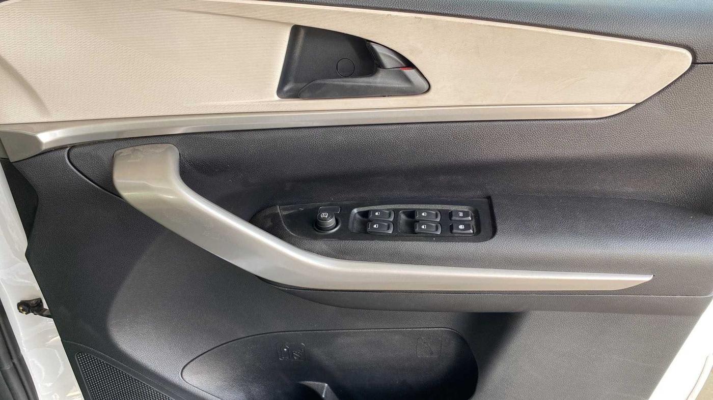 2022 Mahindra XUV700 AX3 D MT 5 STR, Diesel, Manual, 28,671 km, Driver Side Door Panels Control