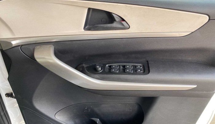 2022 Mahindra XUV700 AX3 D MT 5 STR, Diesel, Manual, 28,671 km, Driver Side Door Panels Control