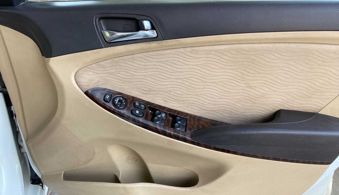 2013 Hyundai Verna FLUIDIC 1.6 VTVT SX, Petrol, Manual, 43,388 km, Driver Side Door Panels Control