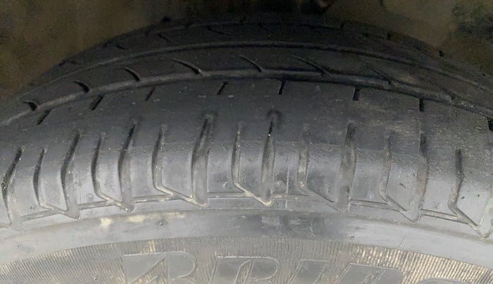 2013 Honda Amaze 1.5L I-DTEC S, Diesel, Manual, 1,06,554 km, Right Front Tyre Tread