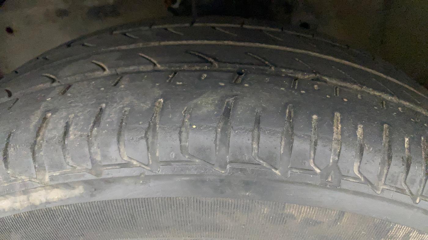 2013 Honda Amaze 1.5L I-DTEC S, Diesel, Manual, 1,06,554 km, Left Front Tyre Tread