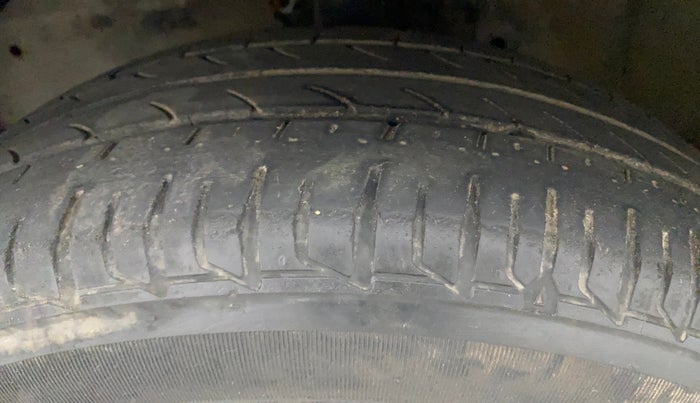 2013 Honda Amaze 1.5L I-DTEC S, Diesel, Manual, 1,06,554 km, Left Front Tyre Tread