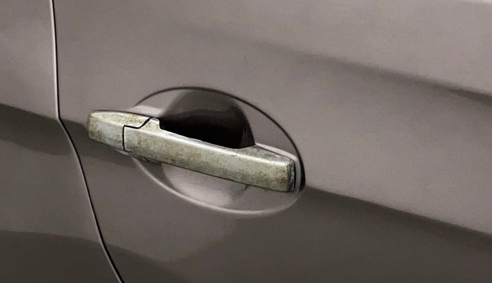2013 Honda Amaze 1.5L I-DTEC S, Diesel, Manual, 1,06,554 km, Right rear door - Chrome on handle has slight discoularation