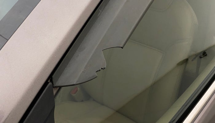 2013 Honda Amaze 1.5L I-DTEC S, Diesel, Manual, 1,06,554 km, Front passenger door - Door visor damaged