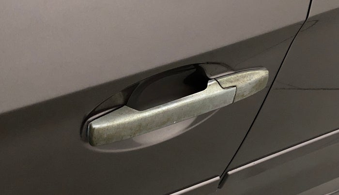 2013 Honda Amaze 1.5L I-DTEC S, Diesel, Manual, 1,06,554 km, Front passenger door - Chrome on handle has slight discoularation